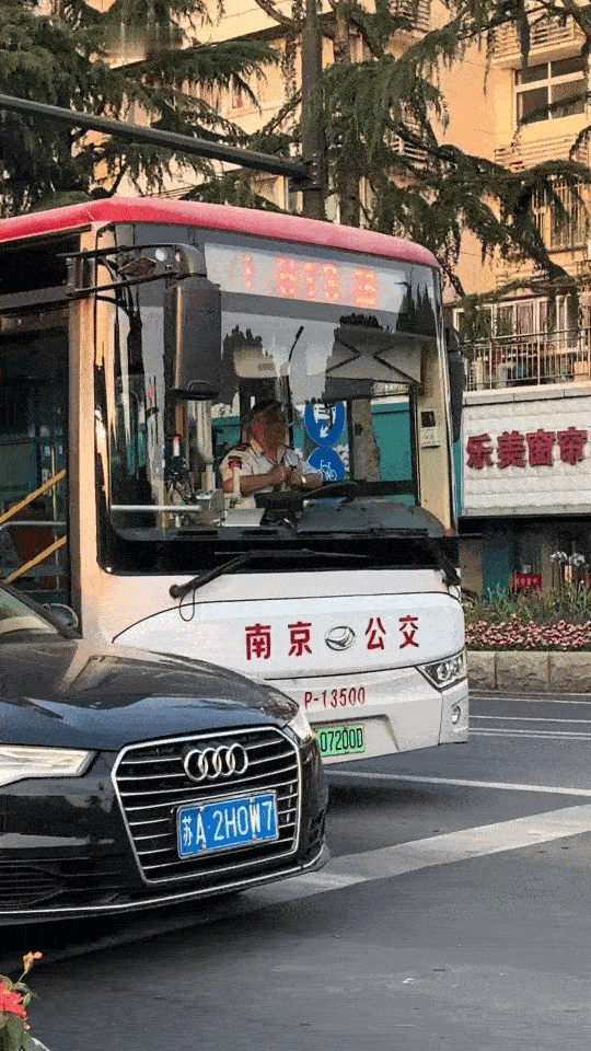 司机:无论你在外面“犯了多大的事”，只要上车给了钢镚，本座就会护你周全 