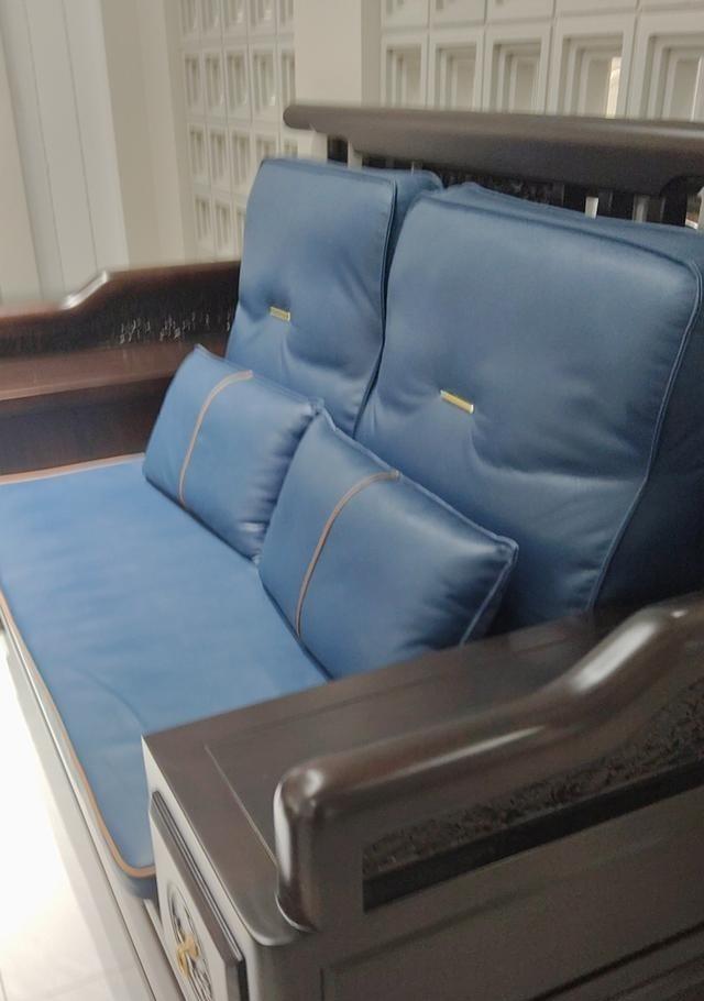 亲妈刚走，三个妹妹就给我整了个狠活：让我妈跟继父合葬，她们包丧葬费。

我家情况