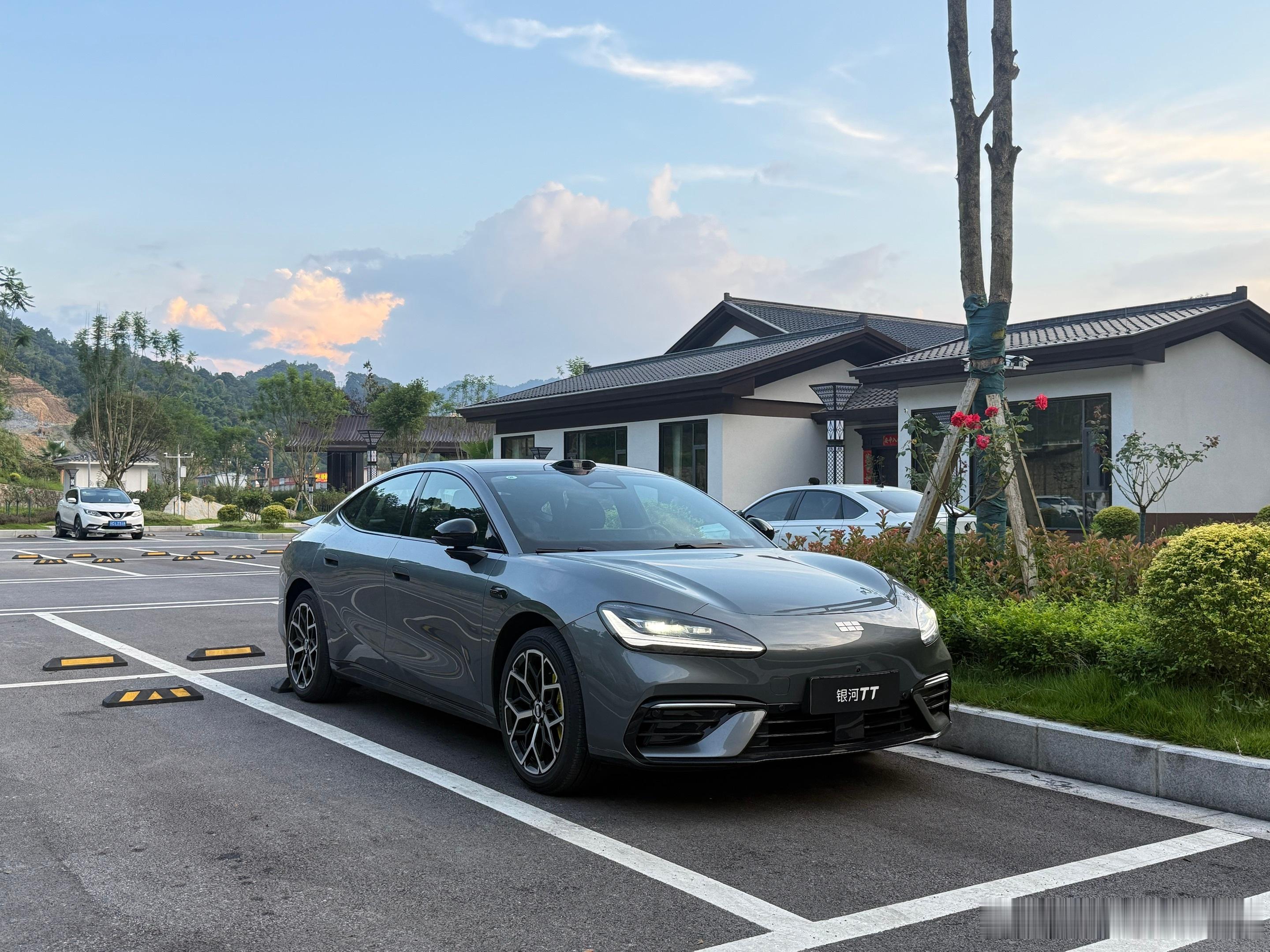 2.7米宽的路，旁边就是山，前面还不知道会不会突然冒出个人或一辆电动车，这车真敢
