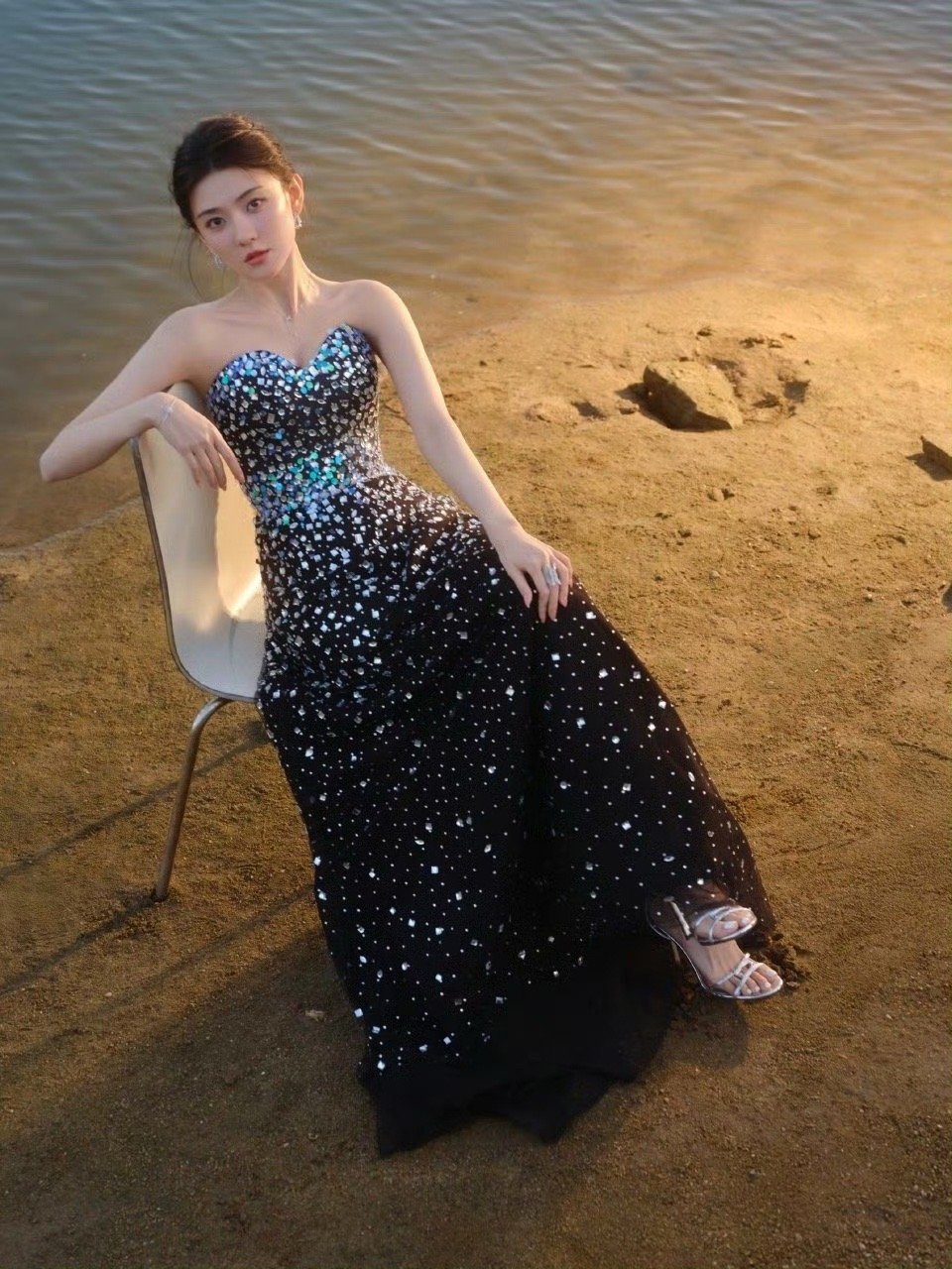 梁洁把3000颗碎钻亮片穿在身上 梁洁这裙子怕是偷了夜幕的星光！三千颗碎钻不是装