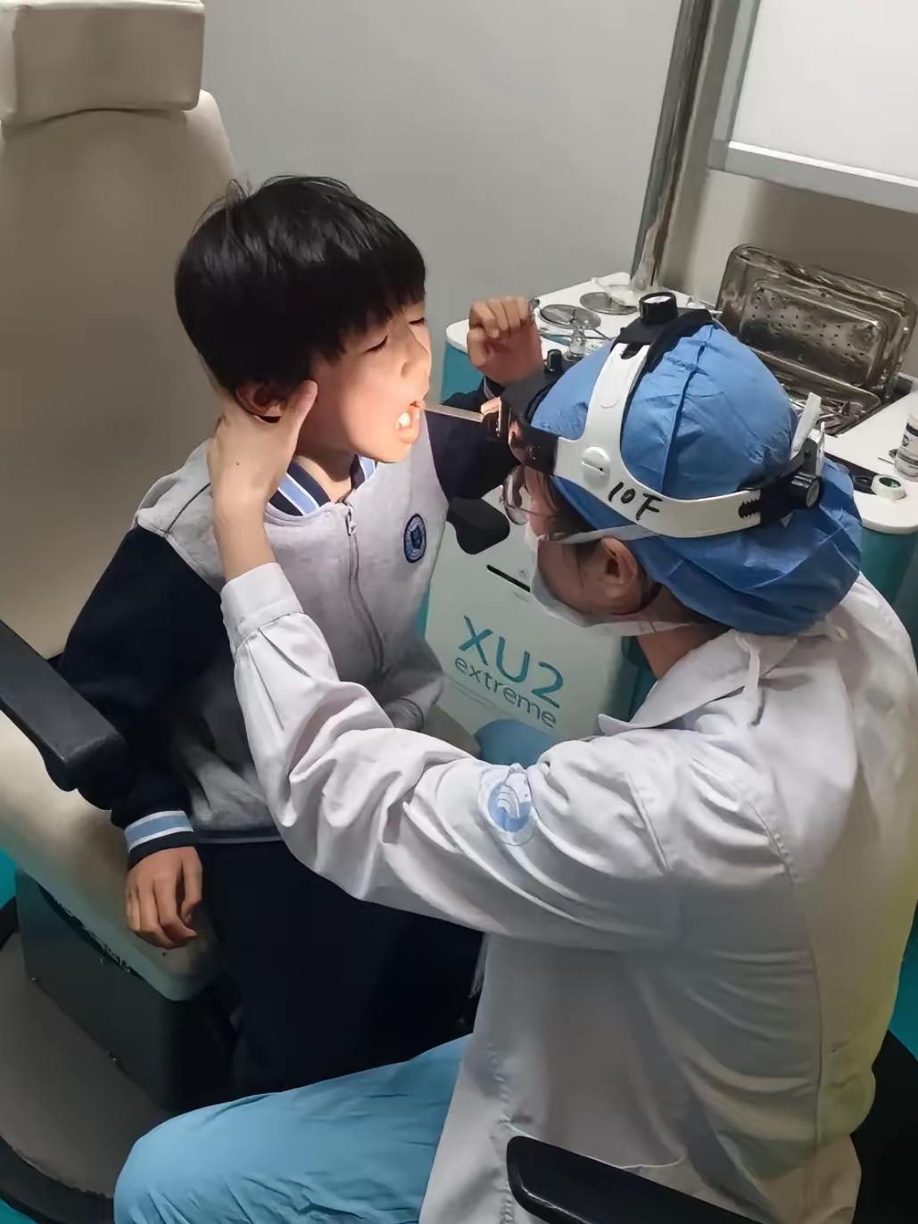 晚上急诊，一位老人带孙子来拔鱼刺，医生看了眼位置，镊子探进去，夹住，拔出来，几秒