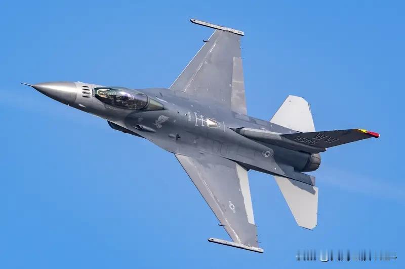 美军F16战机坠毁升起巨大火球 当地时间12月3日，美国空军“雷鸟”飞行表演队的