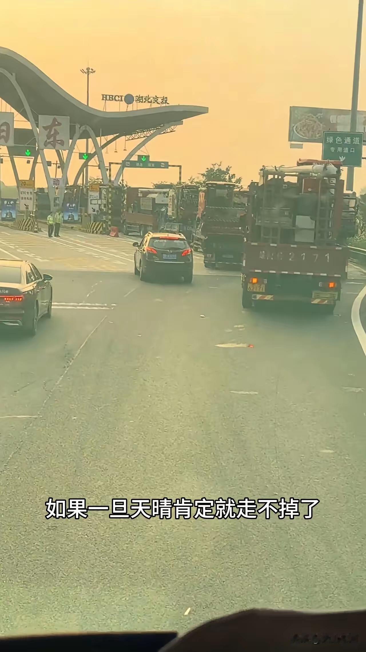 小麦收割，年年有新词。
尚记得早两年有收割机超长，来时好好的，回去便超长了。
今