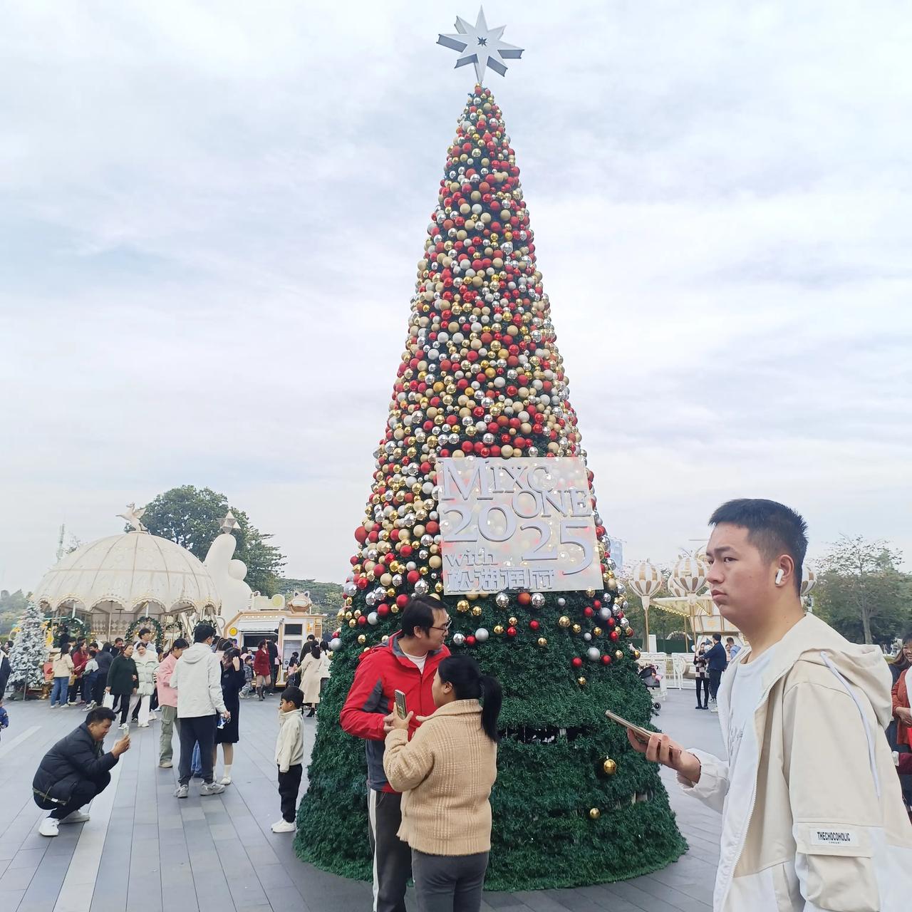 今年在东莞过圣诞节🎄挺快乐的，起码比在深圳强，比在老家强，比在韶关强吧，越来越