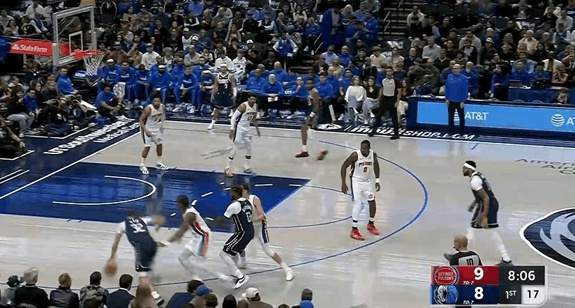 好球！弗拉格这扣篮真像卡特！
在今天NBA常规赛独行侠对阵活塞的第一节比赛，弗拉