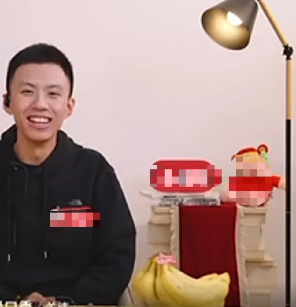付航直播被卡出素颜 付航在进行直播的过程中遇到了技术故障，导致画面卡顿，意外露出