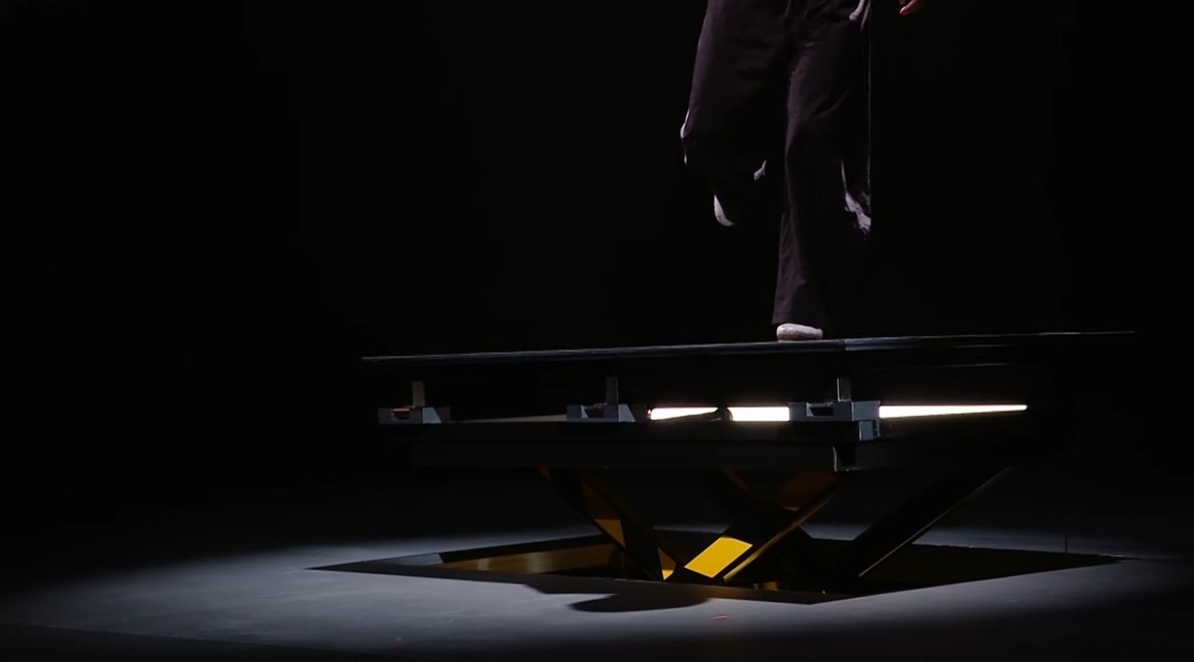 在今天晚上的荣耀新品发布会现场，用三台荣耀Magic8 Pro Air手机搭建起