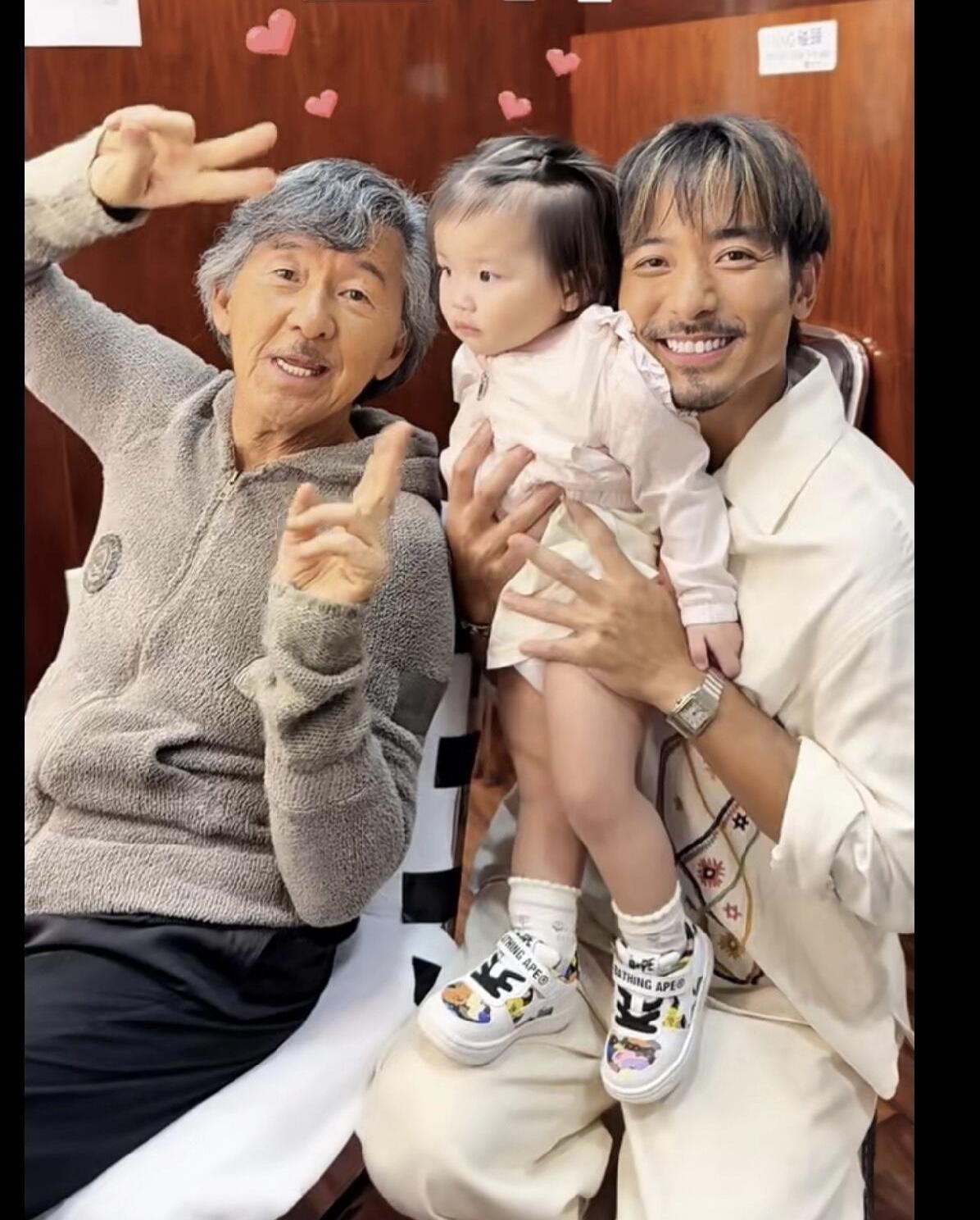 78岁的歌手林子祥和儿子、孙女的一张合影，林子祥真是宝刀未老，都快八十岁了依旧精