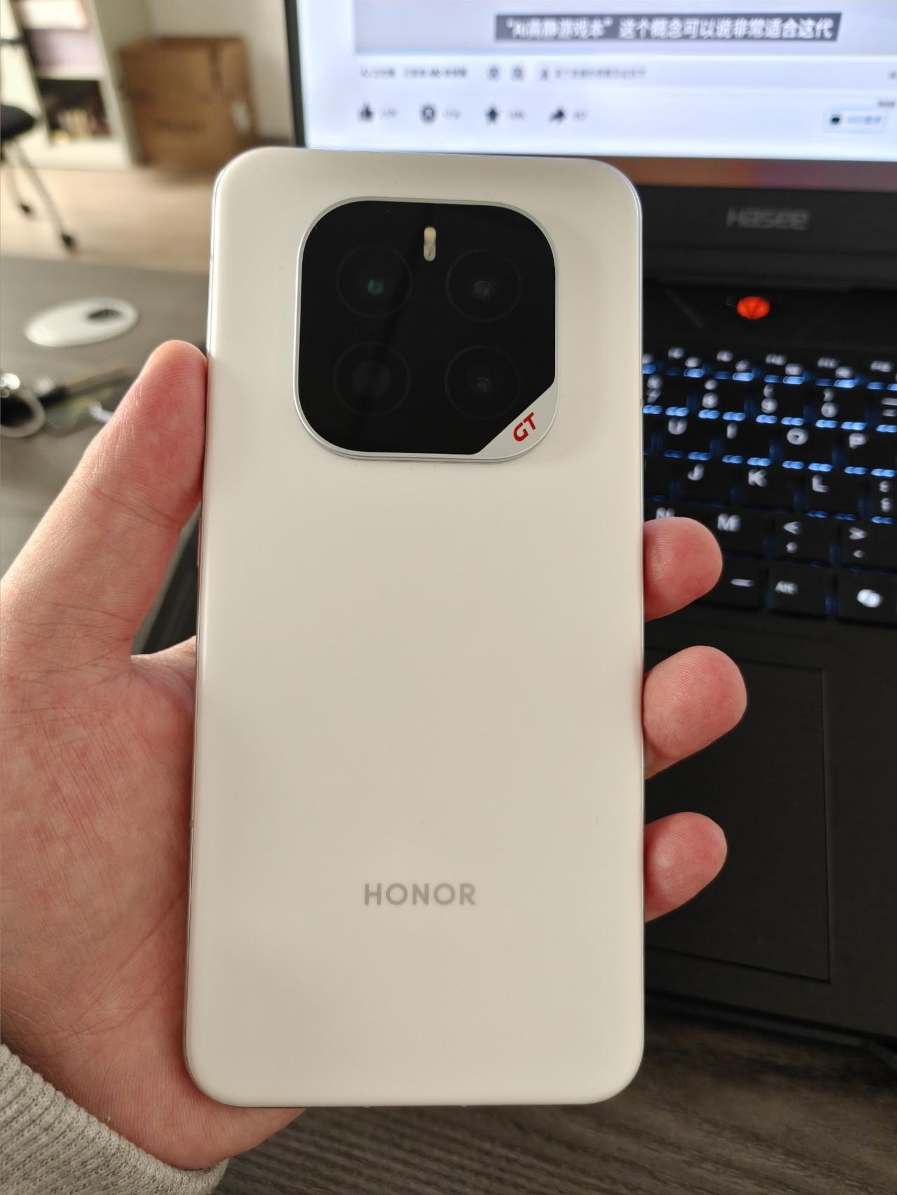 喜欢玩游戏的朋友，其实没必要追求旗舰手机，毕竟术业有专攻，玩游戏还是荣耀GT P