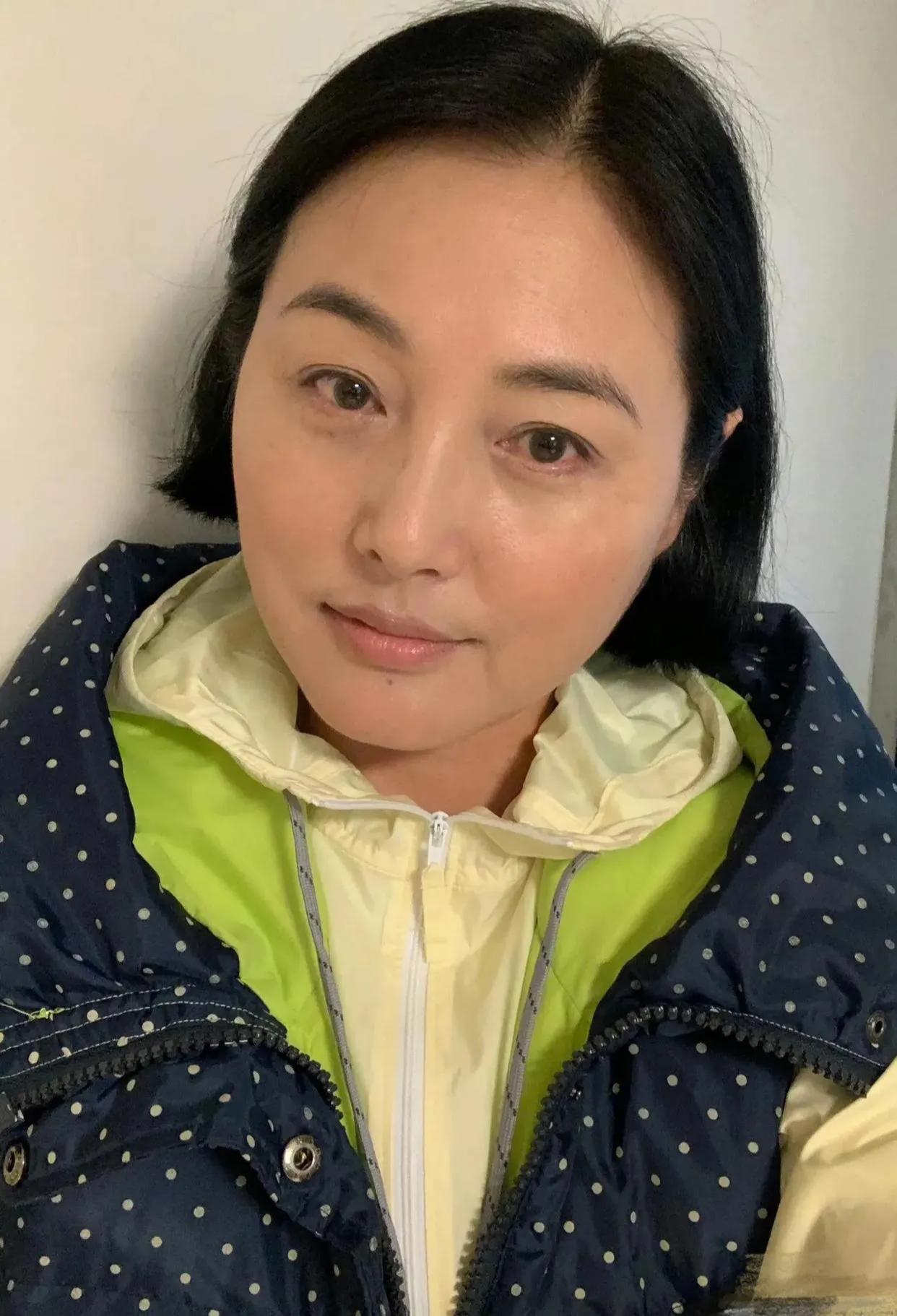 感觉张延一直都是很朴素的状态，认真生活和演戏，不骄不躁，不争不抢不斗艳，完全不像