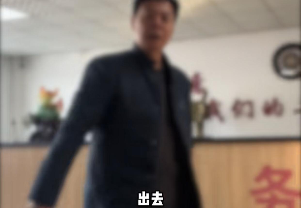 以为是无良驾校欺负学员，结果是戏精小仙女发癫被赶出门。起因是一女生发视频哭着说自