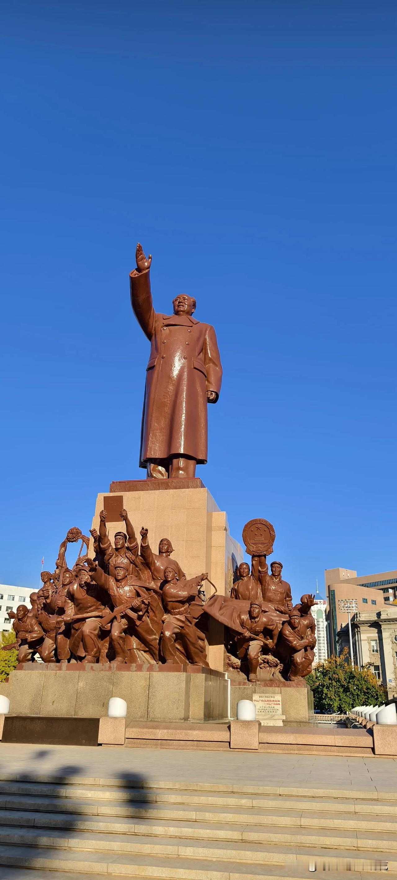 沈阳中山广场毛主席雕像，于1969年落成至今，保持的很好，一段时间就重新上色，保