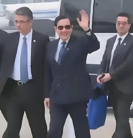 这回终于弄明白了！九三阅兵之所以来的是洪秀柱，而不是马英九，原来是有原因的，说白