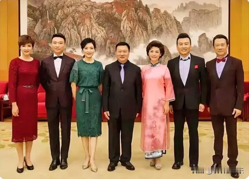 七位资深央视主持人中，一眼就看到了康辉icon 帅气挺拔，周涛一袭绿裙含蓄优雅和
