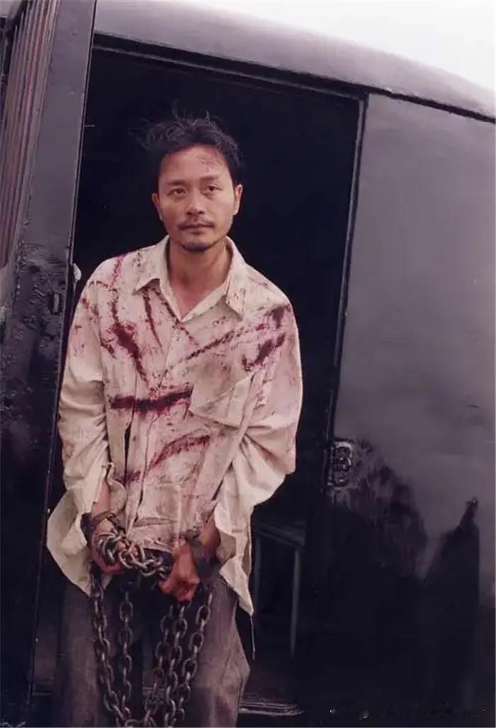 《红色恋人》拍摄于1998年，香港回归一周年开始拍摄，哥哥张国荣的拍摄道具几乎是