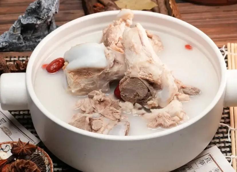 晚饭吃炒菜不如喝碗骨汤？医生提醒：年过花甲，晚饭“3不吃”

最近不少人在讨论晚