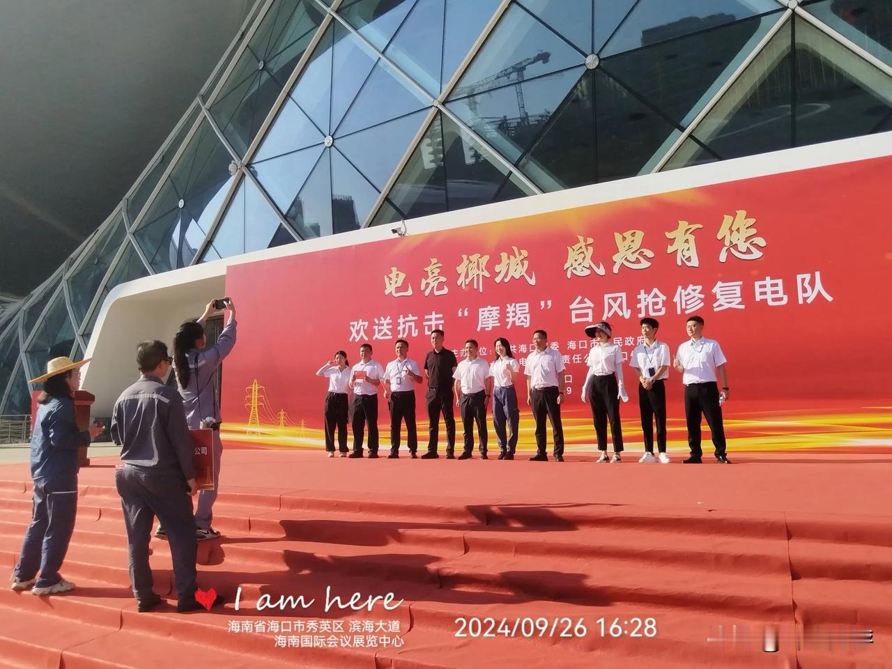 最后的幕后人员
我厚脸皮到阴影处向电力工人蹭水喝。他们热心说随便拿，我只拿了两小