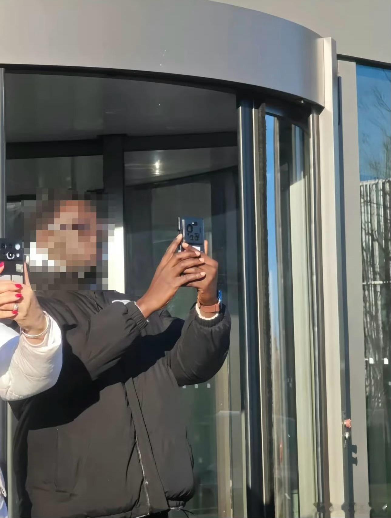 小米17 Ultra带保密壳真机曝光，和之前曝光消息对上了吧，圆环三摄设计，真机