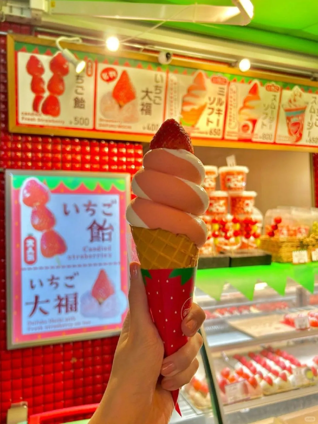 吃上了宋雨琦也买的草莓冰淇淋……