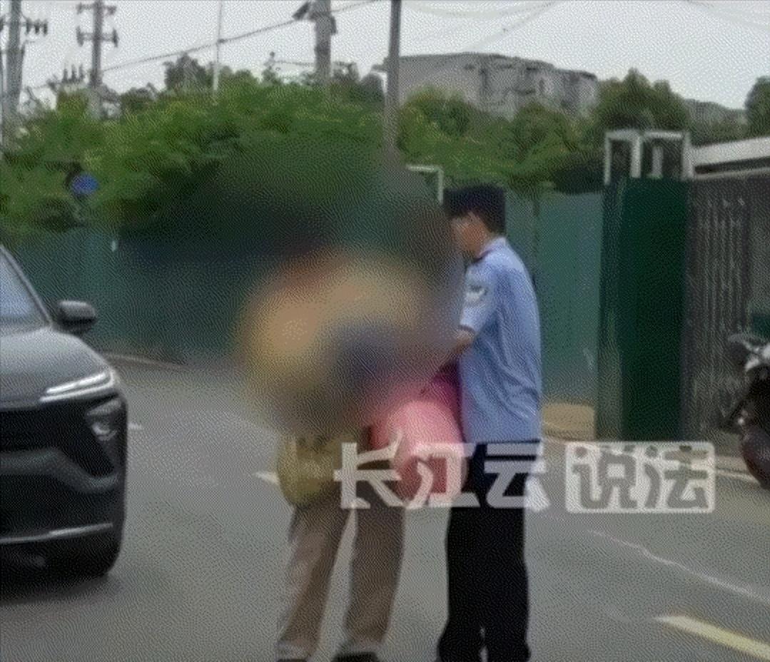 “让人心疼！”一名初三女生独自拖着一大堆行李赶路，巡逻民警上前询问才知，家中父母