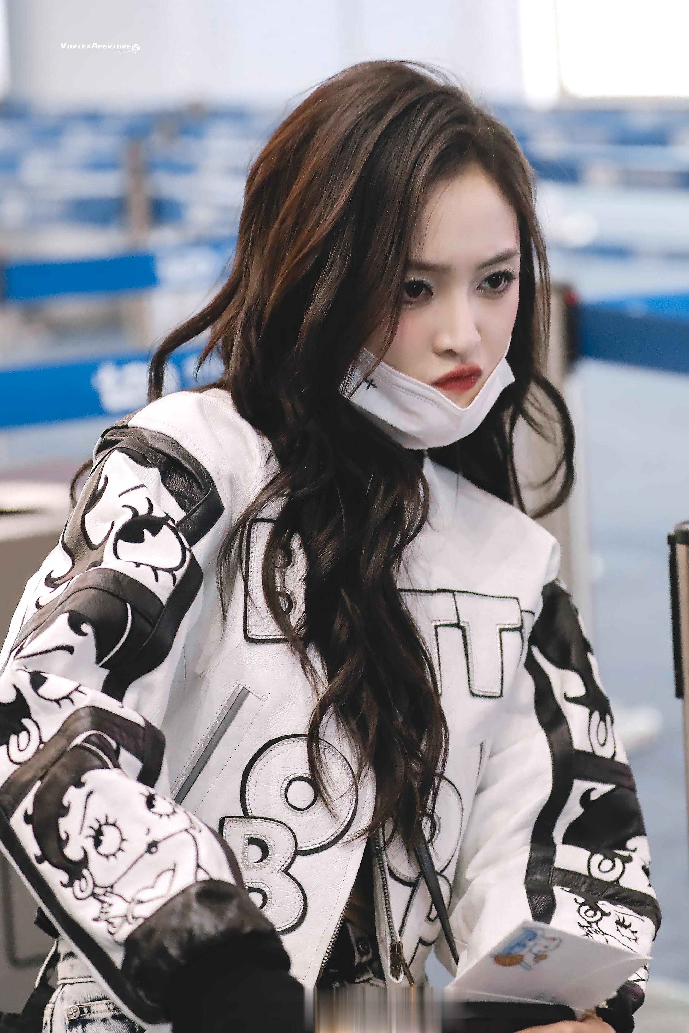 #吴宣仪[超话]# 我不仅可爱，还可爱你了呢😘小选吴宣仪 #夏日青春派对##超
