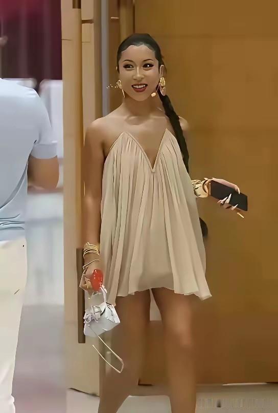 吉克隽逸这衣服看起来确实怪怪的，有点不伦不类的感觉。有人和我同样的感受吗？