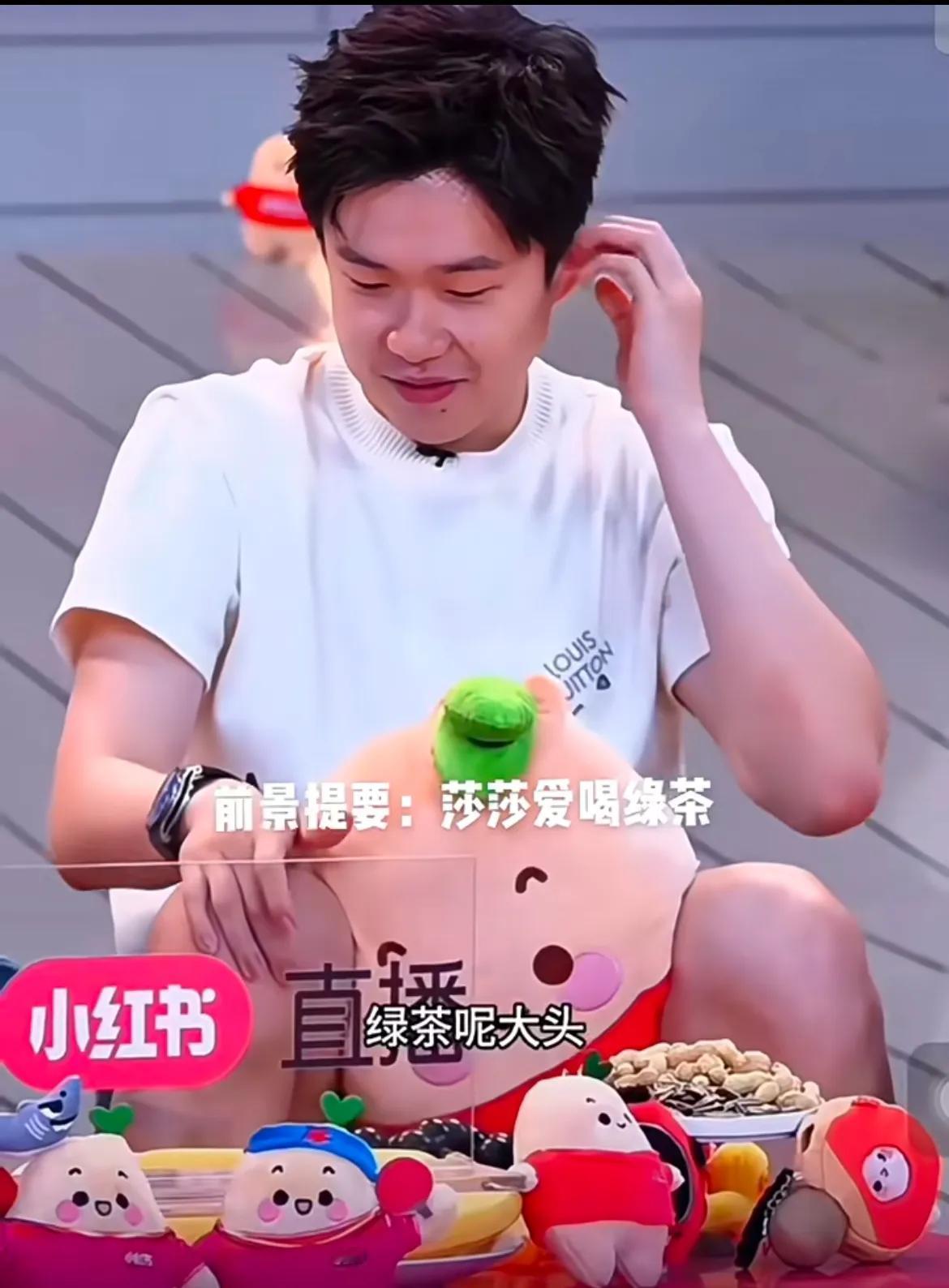 大头：莎莎的绿茶呢？
肖指导：哎呀，忘了泡了！

某书直播间，肖指导爆料练混双的