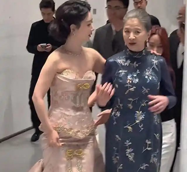 杨紫和迟蓬同框，网友：这才是女演员该有的样子！ 