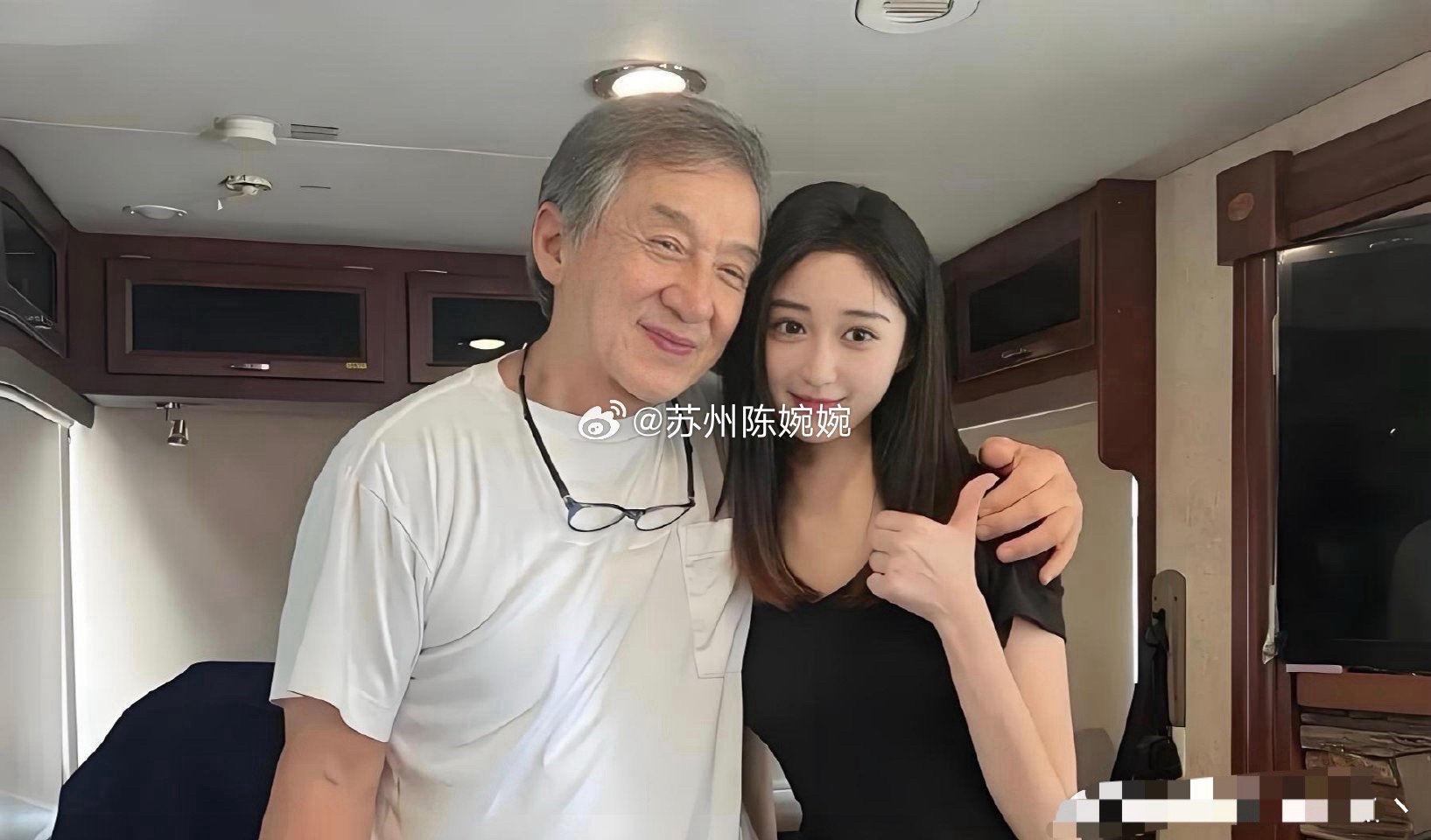 成龙大哥这状态也太绝了！刷到他近期的模样直接瞳孔地震，71岁这状态，怕不是偷偷开