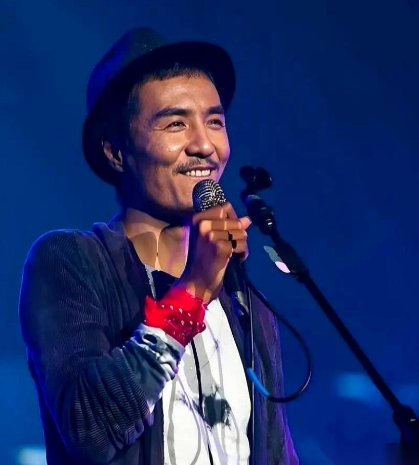 他爸是搞航天科学的，他妈是国内第一代计算机专家。结果俩人捣鼓了一辈子精密仪器和代