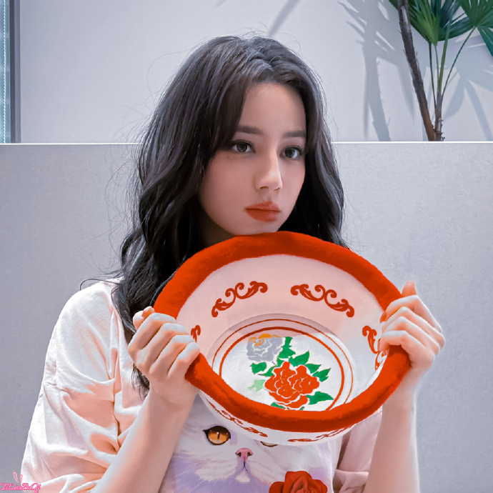 迪丽热巴北京休闲私服穿搭介绍，这套造型走松弛甜美的居家休闲风，整体以低饱和柔粉色