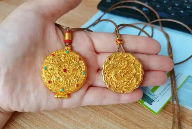 你花了1499元从周大福柜台买回来一克黄金，心里盘算着这硬通货能保值。 但店员不