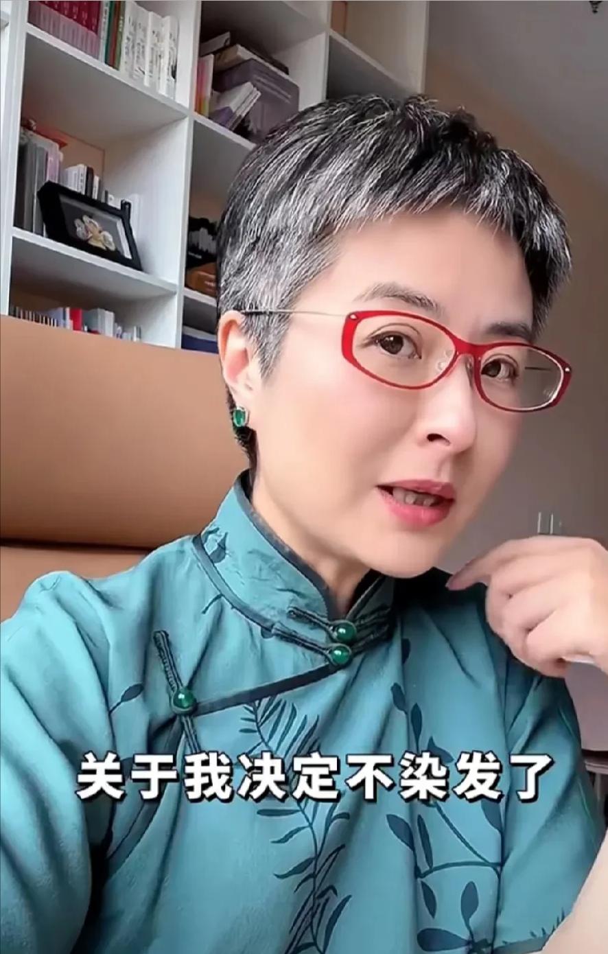 曾经的“央视一姐”张泉灵，终于公开回应自己的一头白发了！

没想到，当年因误诊癌