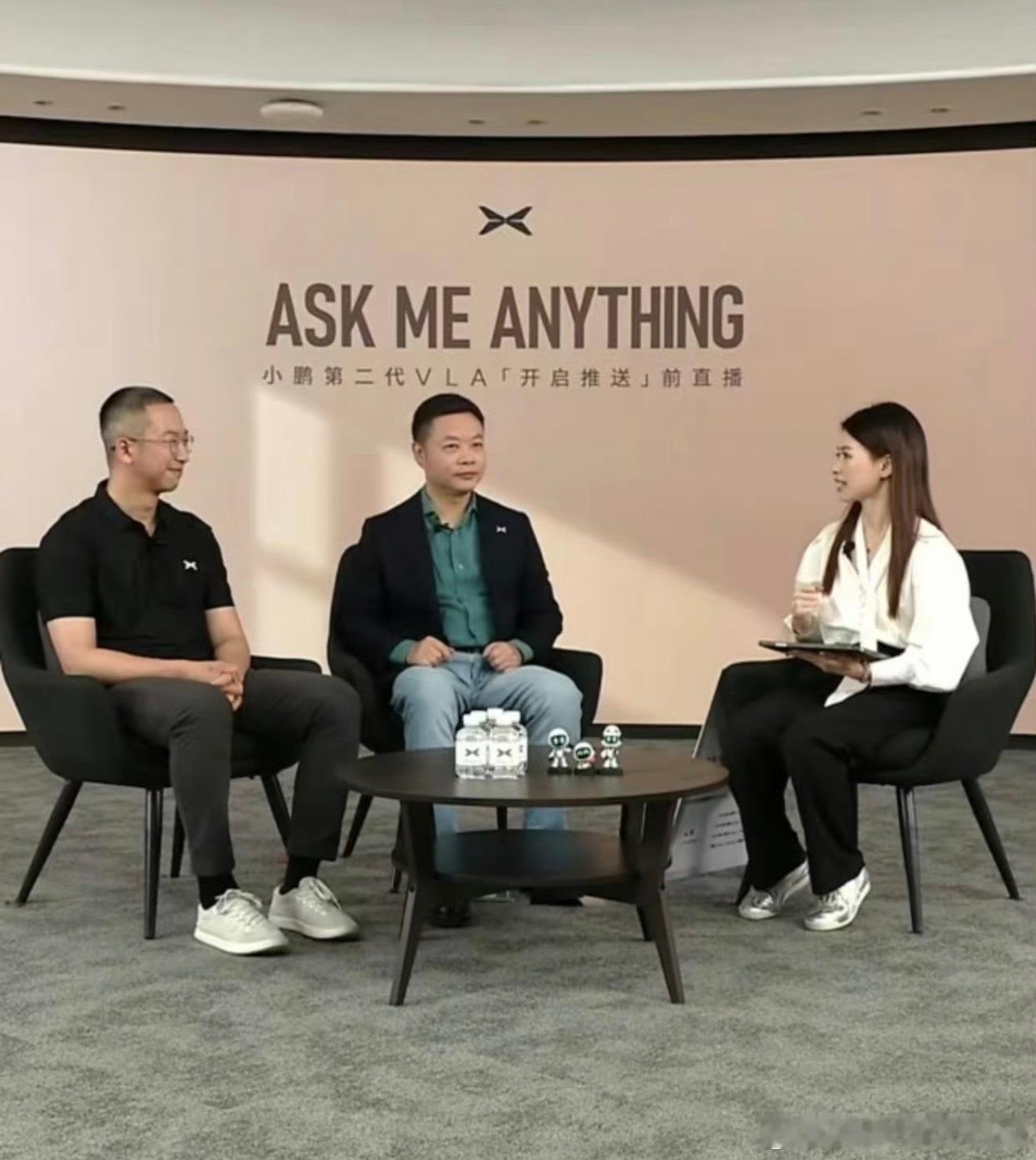 小鹏第二代VLA推送前直播圆满收官，核心围绕跨域融合与智能汽车进化展开。何小鹏与