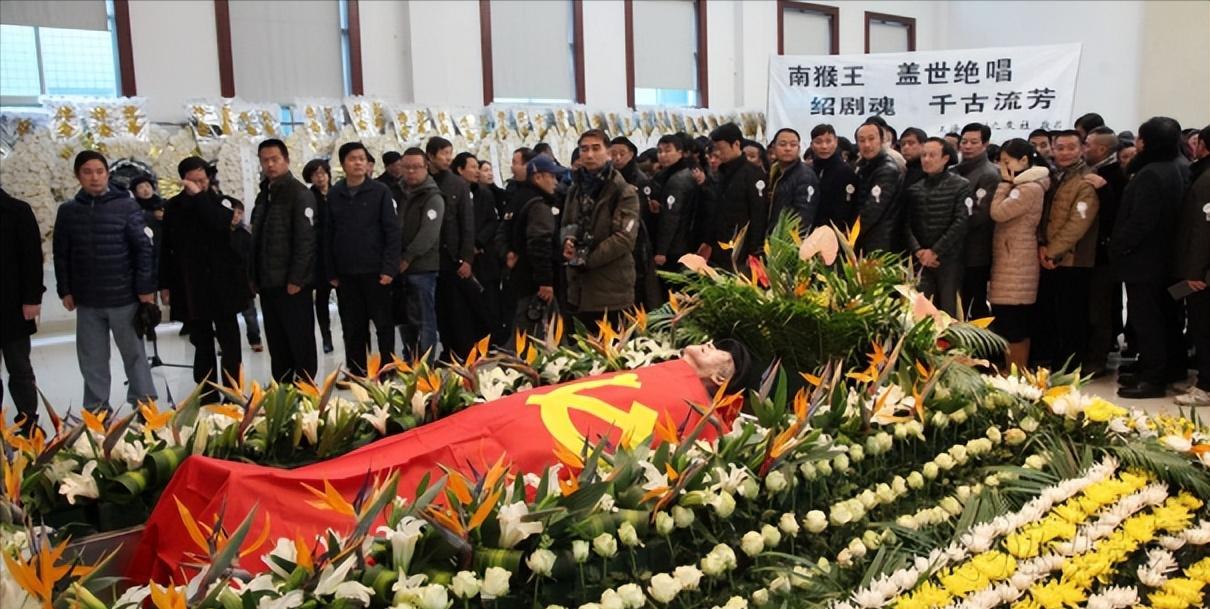 2014年，六龄童病逝后留下了一张罕见的遗容，镜头中他神色安详，躺在鲜花丛中，身