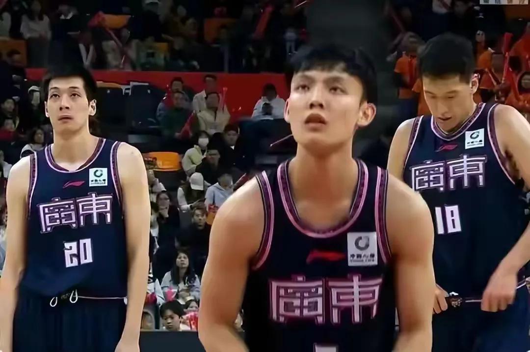 1米78爆炸秀 胡明轩在场的时候杜峰不给徐杰这么多球权 所以根本就不可能有这么好