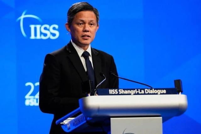 新加坡防长香山论坛前说:不亲美不反美，不亲华不反华
这句"不亲美不反美、不亲华不