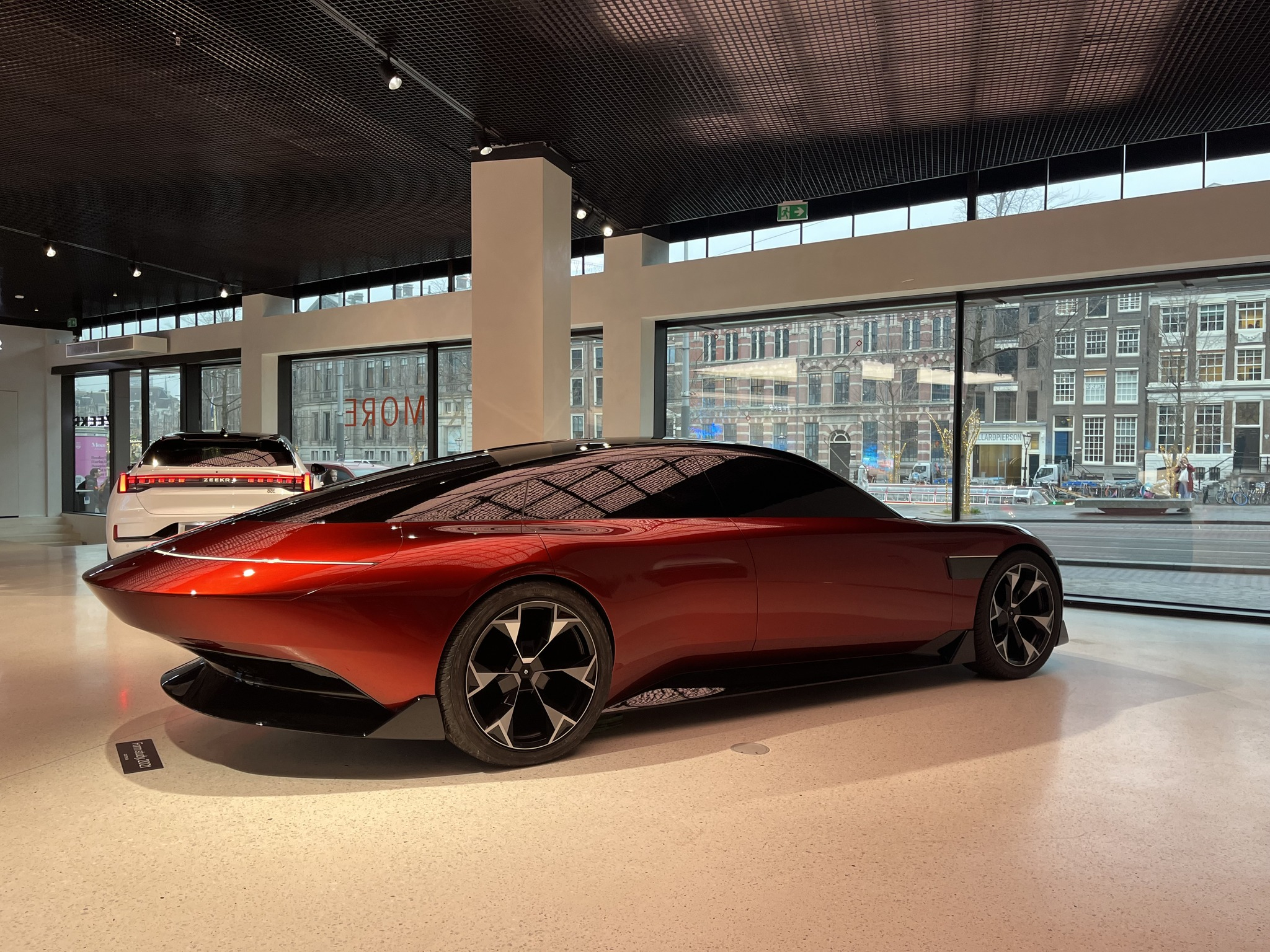 阿姆斯特丹极氪中心展出的早期概念油泥模型，制作于2021年。 在当时的规划中，这