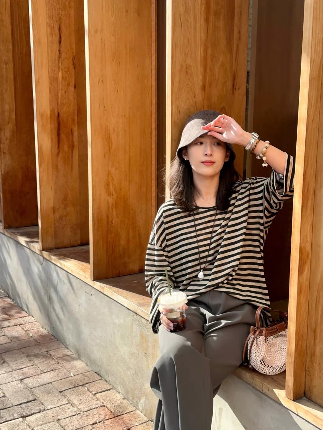 春日慵懒高级感｜条纹衫穿搭天花板✨

谁能拒绝一件复古又百搭的条纹衫啊！灰黑色条