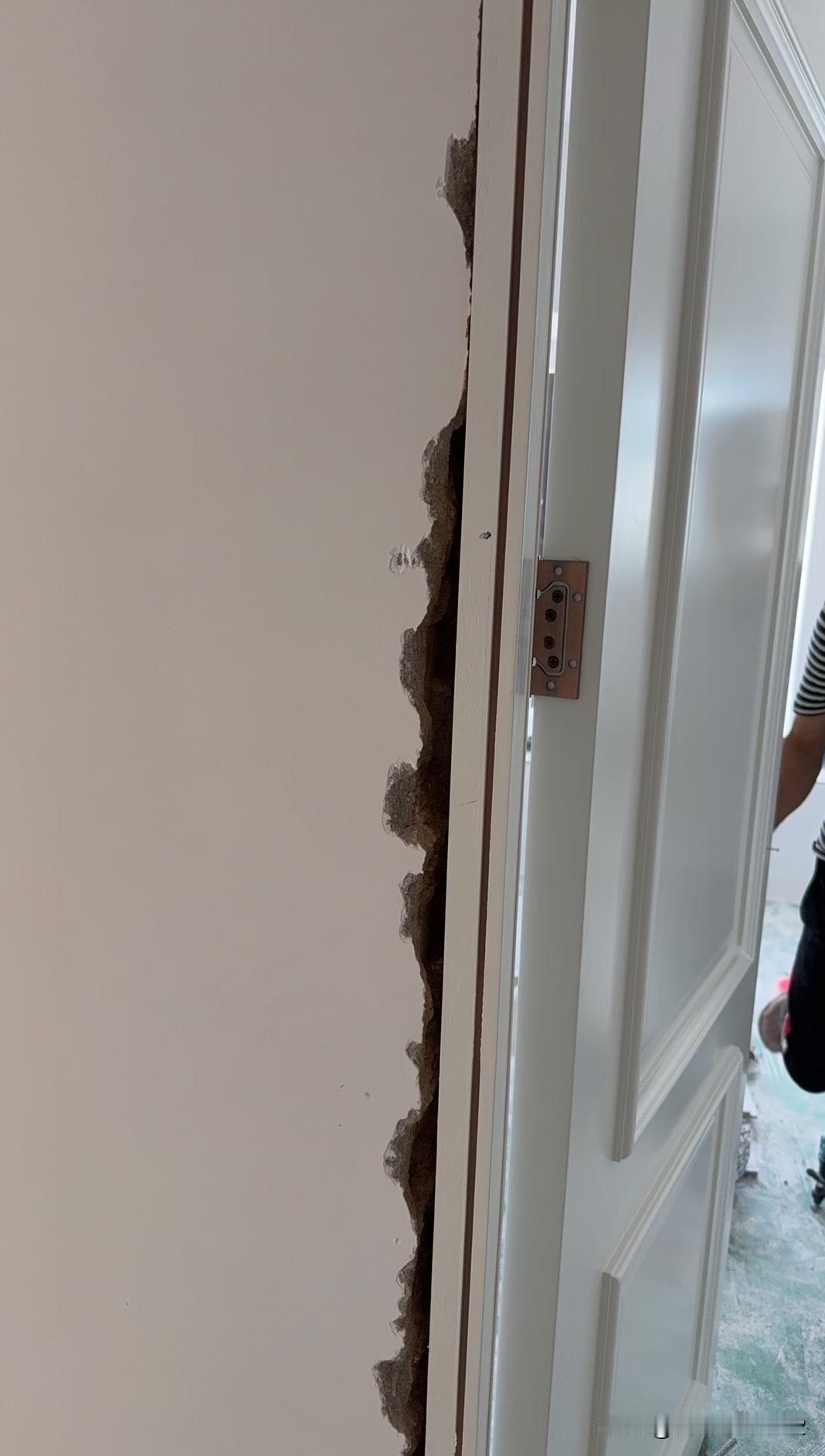 我家的装修师傅个个是人才👍
大家装门一定一定要在刮完第一遍腻子之后，千万别信什