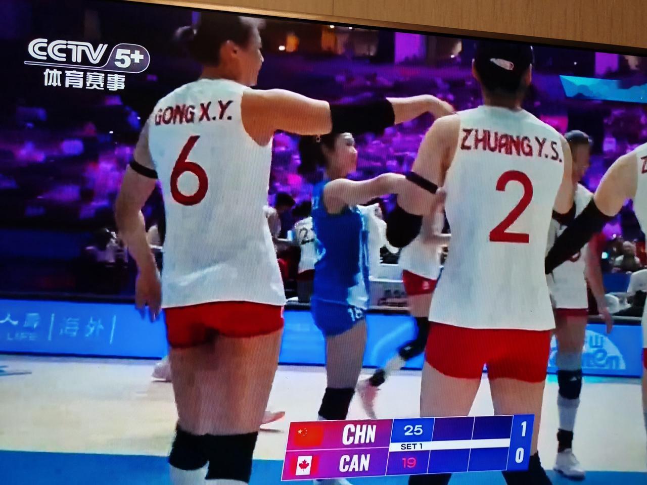 世界女排联赛香港站的比赛，中国女排对阵加拿大女排，中国女排在16：12领先的情况