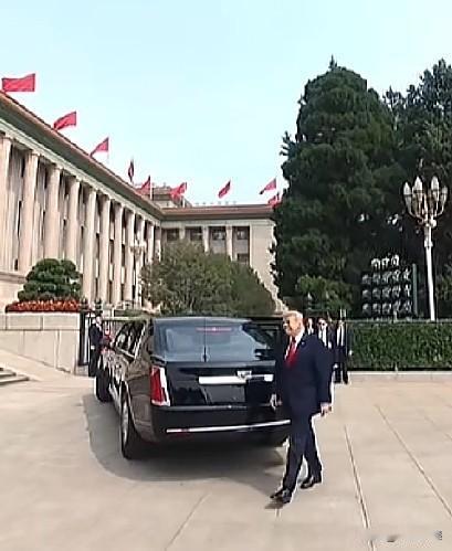 特朗普来访，我们举行了盛大的仪式，场面非常的壮观，这一定会给特朗普留下难忘的记忆