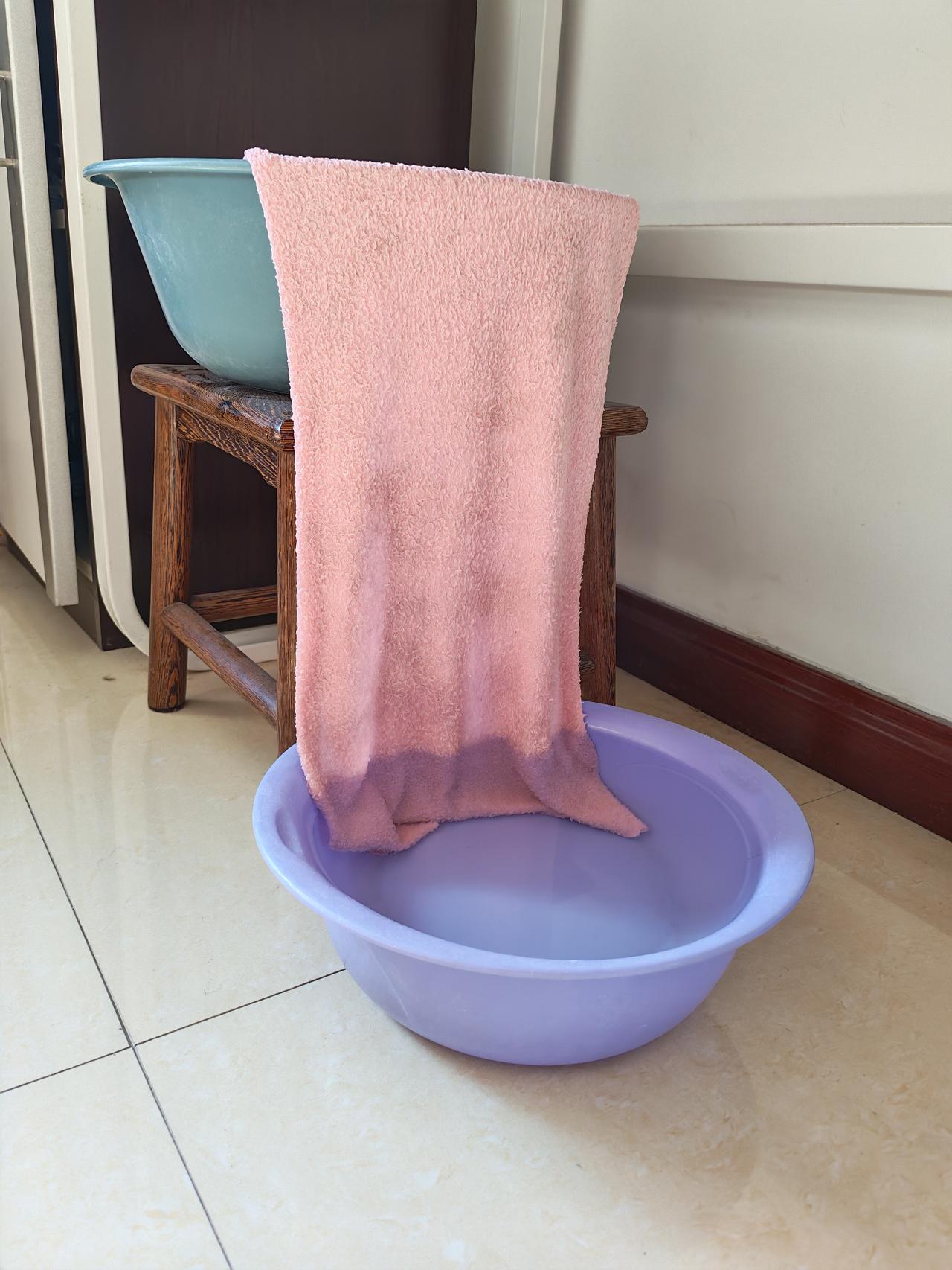 暖气太热也是烦恼
 
今年北方的供暖，简直是“火力全开”！
室内温度飙到二十六七