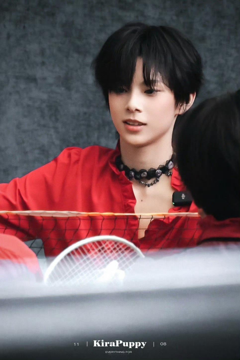 陈思罕choker陈思罕今日拍摄路透❤️红衬衫choker锁骨痣何意味陈思罕ch