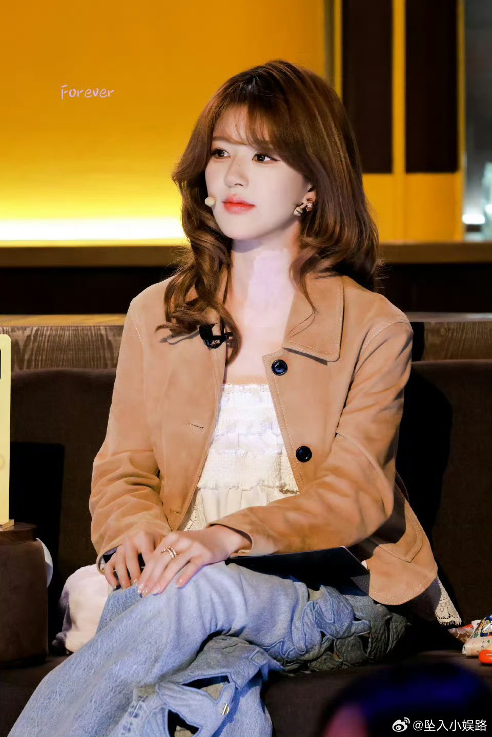 赵露思现在就像一个易碎的洋娃娃 