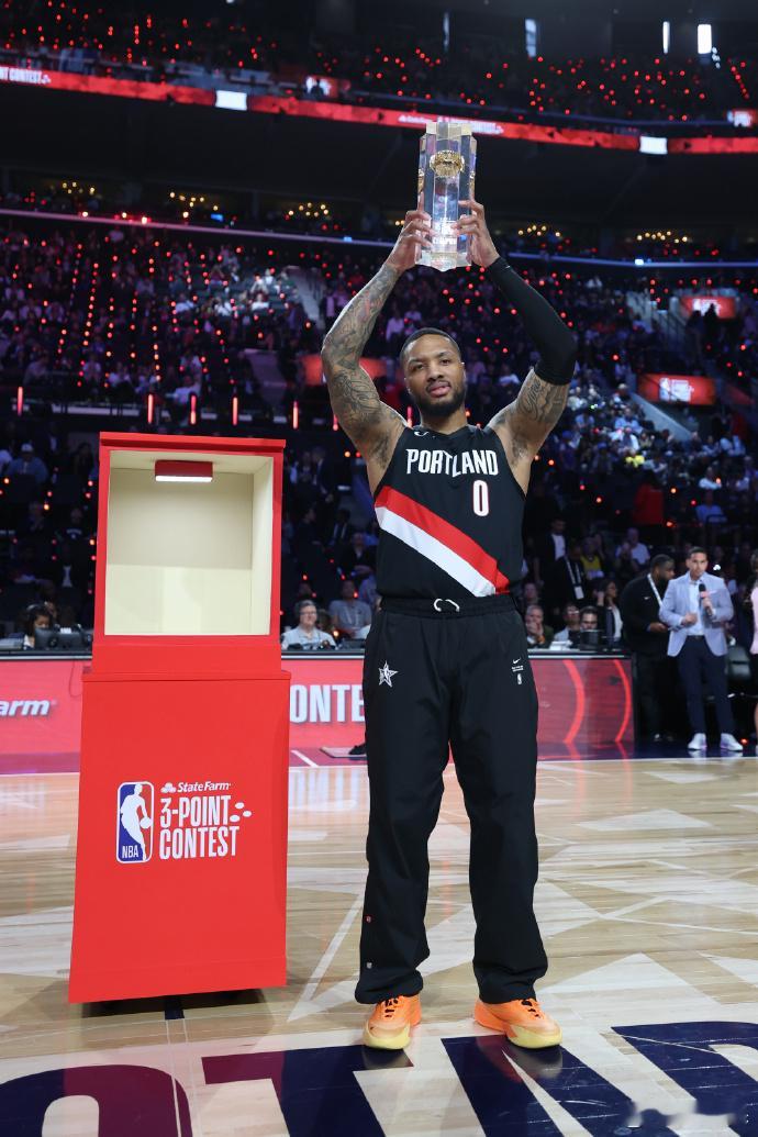 王者归来！利拉德复出即夺冠 本赛季至今一分钟未打，跟腱撕裂已经10个月了，但利拉