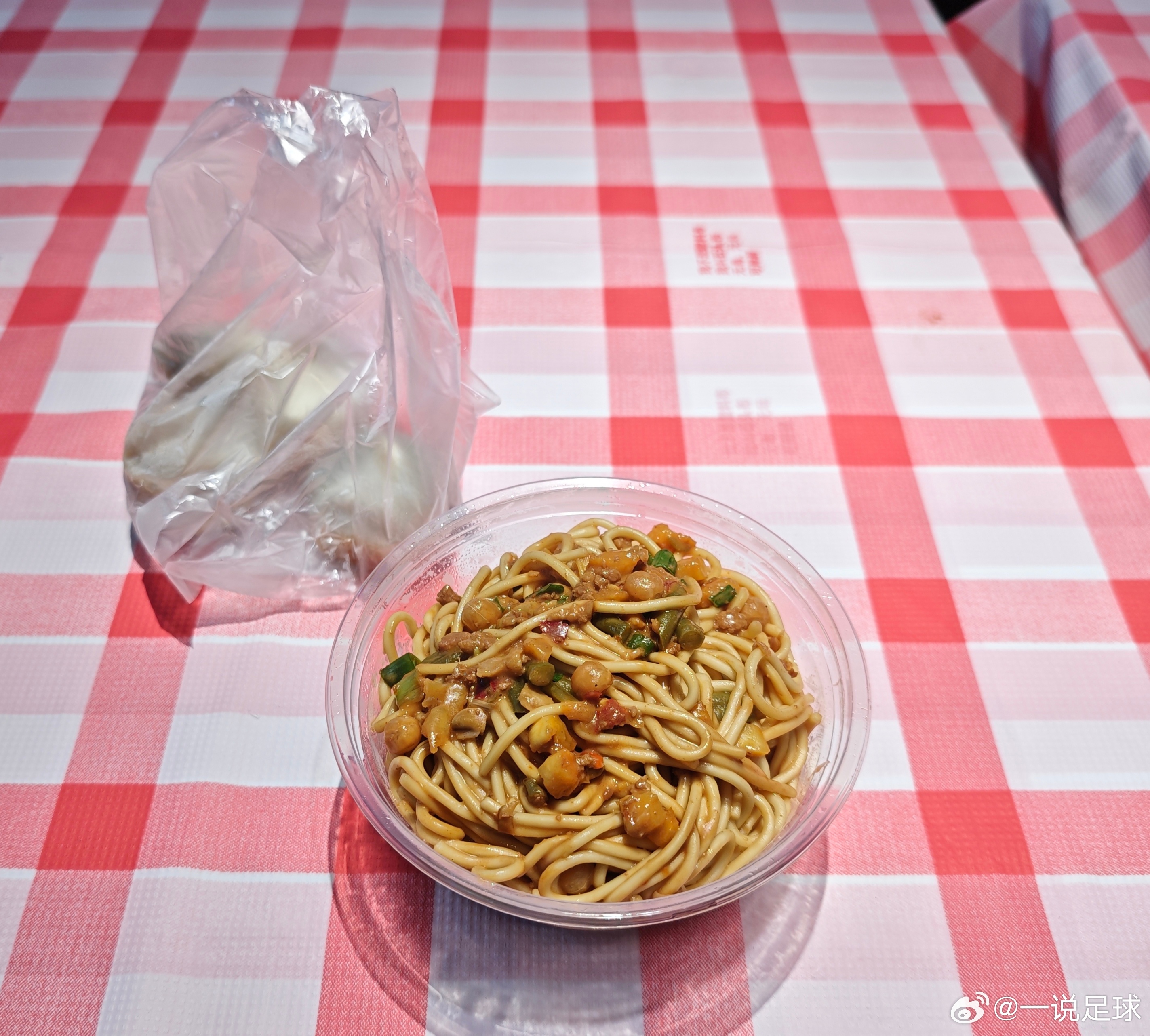 在深圳吃热干面，七块钱一碗！该说不说，味道还行，难怪旁边很多人也在吃！一说lif