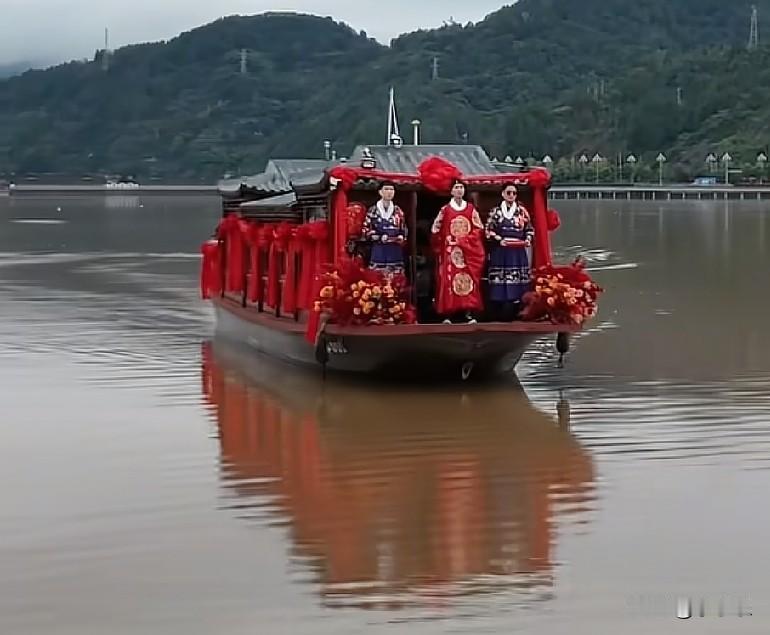 近日，一台湾小伙跨越山海赴重庆迎娶大陆姑娘，好浪漫的海峡之约！好浪漫的中式婚礼！