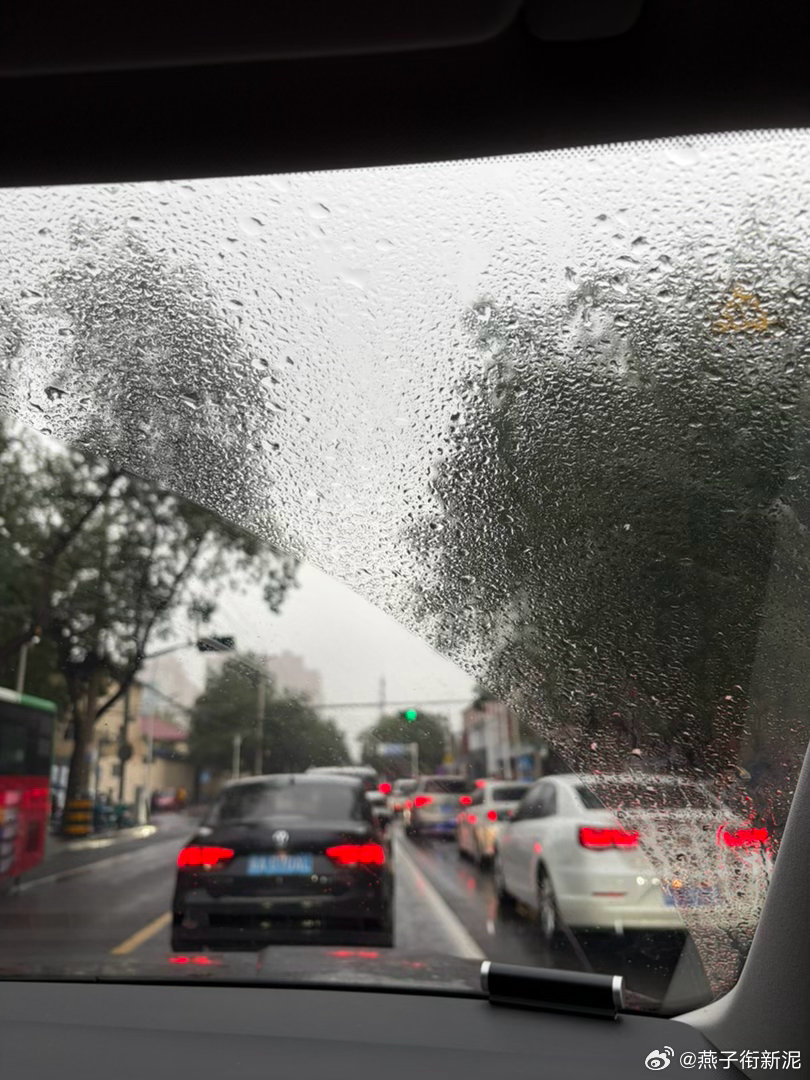 下着雨的天气，我和朋友说，这种天气如果啥事儿没有，直接睡两三个小时，简直太爽了。