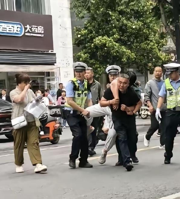 "笑不活了！"陕西，高考第一天，眼看离进场只剩几分钟，一位考生突然紧张到腿软，一